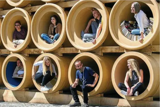  ??  ?? Spaß mit dem Künstler: Hiwa K. (unten, Zweiter von rechts) und seine Mitarbeite­r im Röhren-Kunstwerk. Foto: Boris Rössler