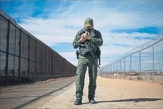  ?? LUKE SHARRETT / BLOOMBERG ?? Un agente de la Guardia Fronteriza de Estados Unidos en la frontera con México en Santa Teresa (Nuevo México)