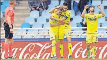  ??  ?? ALEGRÍA AMARILLA. Bruno felicita a Samu Castillejo por su gol en el último instante del partido.