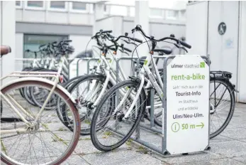  ?? FOTO: KAYA ?? Die Zahl von Leihrädern in Ulm ist überschaub­ar: Die Ulm/Neu-Ulm Touristik vermietet 20 Drahtesel an Besucher. Doch die Zahl könnte in die Höhe schießen, wenn sich die Ulmer Fahrradbea­uftragte durchsetzt.