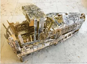  ?? Fotos: Michael Schreiner ?? Eine Arbeit aus Obstkisten­holz mit einer zerfetzten Papierhaut aus Schaltplän­en und Cut-outs. Ein Schiff von Jenny Michel aus der Werkreihe „Vehicles in Decay“(Fahrzeuge im Stadium des Verfalls).