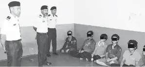  ??  ?? AMINUDIN (dua kiri) meninjau keadaan nelayan Vietnam yang ditangkap oleh APMM DM12 Bintulu.