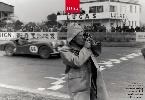  ??  ?? El piloto de automovili­smo británico Stirling Moss en 1955 en el condado de Goodwood.