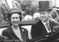  ?? Rex Features ?? Thousands of cheering racegoers greeted the pair during the traditiona­l drive at Ascot in 1977.