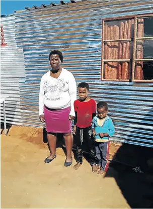  ?? /DOUGLAS MTHUKWANE ?? Dimakatso Serai, 38, stands in front of the three-room shack she was given by government.