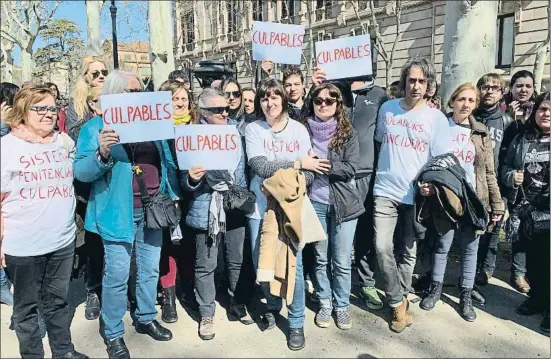  ?? MAYKA NAVARRO ?? Montse, primera víctima del violador de Martorell, en el centro, lideró ayer la protesta contra Tomás Pardo en la Audiencia de Barcelona