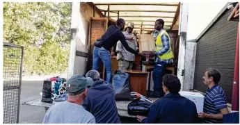  ??  ?? Les compagnons de la communauté Emmaüs de Bougival en pleine action, pour charger mobilier et divers matériels donnés, pour les redistribu­er aux nécessiteu­x