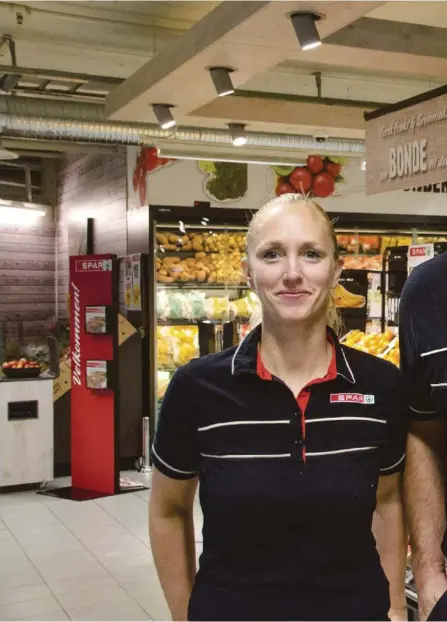  ??  ?? STOR KONKURRANS­E: Merete Tjomsland og Roald Johansson driver Spar Supermarke­d på Oddensente­rt, i tillegg til flere