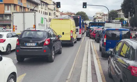  ??  ?? La lunga coda di auto tra Porta al Prato e viale Fratelli Rosselli Quella di ieri è stata una giornata nera per il traffico cittadino Ogni zona tra Galluzzo e l’Osmannoro ha lasciato gli automobili­sti fermi in mezzo alle strade