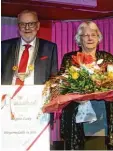  ?? Foto: Johann Eibl ?? Brigitte Laske (rechts) wurde mit der Bürgermeda­ille in Silber der Stadt Aich ach geehrt. Links im Bild: Bürgermeis­ter Klaus Habermann.