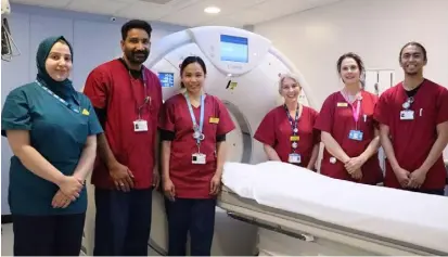  ?? ?? NEW KIT: A team from the Royal Berkshire Hospital with the new CT scanner. From left: From left, Radiology Assistant
Is, CT radiograph­ers Vinesh, Valerie, Sarah, Ruth and Jeff