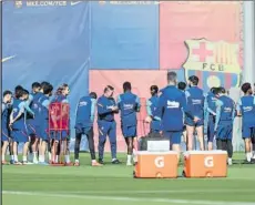  ?? FOTO: FCB ?? Charla de Koeman a la plantilla antes de empezar la sesión