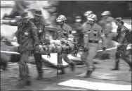  ?? SONG JIHE / CHINA NEWS SERVICE ?? Chinese and German military medical workers transport an injured soldier during a medical training drill in Chongqing on Thursday.