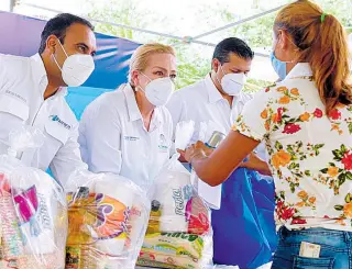  ?? / MIGUEL DIAZ ?? La alcaldesa Alma Laura Amparán Cruz, entregó 500 despensas a igual número de madres solteras que recibieron dicho apoyo en una primera etapa.