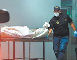  ?? FOTO: EL HERALDO ?? El cuerpo del joven Kilver Medrano fue ingresado alrededor de las 10:20 de la noche del lunes a la morgue del Ministerio Público.