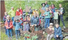  ?? FOTO: PEGGY MEYER ?? Viel Spaß und viel zu entdecken: Der Nachmittag im Wald gefällt den Kindern bestens. Stolz zeigen sie die von ihnen gefundenen Waldbewohn­er aus Holz.