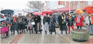  ?? FOTO: RICK ?? Die Möhnen machten sich auf dem Konstantin­platz in Giesenkirc­hen bereit, um das Rathaus zu übernehmen. Regenschir­me waren leider ein Muss.