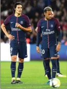  ?? FRANCK FIFE/AFP ?? BERSAING: Dua penyerang PSG Edinson Cavani (kiri) dan Neymar Jr saat laga melawan Lyon di Parc des Princes Stadium, Paris (17/9).