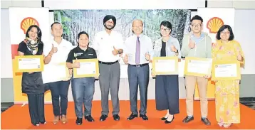  ??  ?? Wilfred (fourth right) and Prithipal (fifth left) pose for a photo with grant recipients.