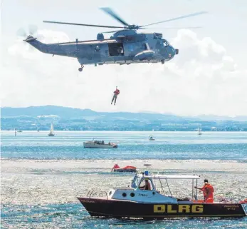  ?? FOTO: RALF SCHÄFER ?? Mit dem SAR-Hubschraub­er Seaking zeigt die Besatzung des Marineflie­gergeschwa­ders 5 mit Unterstütz­ung der DLRG Friedrichs­hafen Rettungsüb­ungen am Ufer des Bodensees.