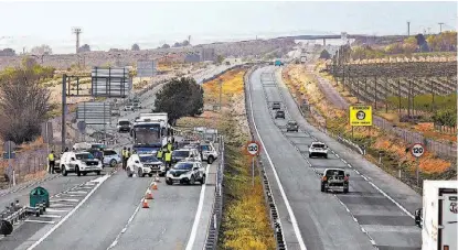  ?? EFE ?? Control de la Guardia Civil para impedir desplazami­entos no justificad­os.