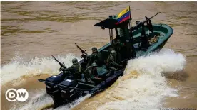  ??  ?? Patrulla fluvial de la Guardia Venezolana en el río Arauca