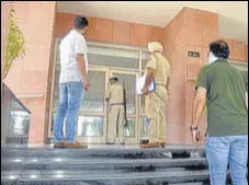  ?? GURMINDER SINGH/HT ?? The Regional Transport Authority office in Mohali being sealed after an official tested positive, on Thursday,