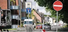  ?? RP-FOTO: DIETRICH JANICKI ?? Die Hildener Straße ist derzeit wegen einer Baustelle nur noch aus Richtung Bahnhof befahrbar. Umgekehrt wäre besser gewesen.