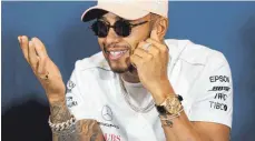  ?? FOTO: DPA ?? Bunt dekoriert wie sein Wagen: Lewis Hamilton am Mittwoch.