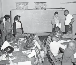  ?? FRANK BERGER/CHICAGO TRIBUNE ?? Student-teacher Cheryl Warren and the Rev. John R. Porter work with students at a Freedom School during a civil rights boycott of Chicago Public Schools in 1963.