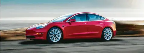  ?? Fotos: Tesla ?? Alarmstufe Rot: In diesem Frühjahr soll Teslas Model3 in Deutschlan­d auf den Markt kommen. Die Spannung steigt.