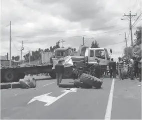  ??  ?? PARO. El bloqueo de vías se mantuvo ayer en varios puntos del territorio provincial. En Bolívar el paso está cerrado desde el pasado martes.