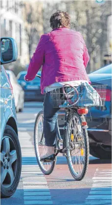  ?? FOTO: DPA ?? Gefährdete Spezies: Radfahrer haben im Verteilung­skampf auf den Straßen meist die schwächste Position.
