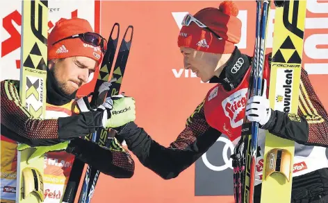  ?? FOTO: DPA ?? Mal gewinnt der eine, mal der andere: Johannes Rydzek (l.) gratuliert beim Weltcup in Seefeld, Österreich, dem Sieger Eric Frenzel.