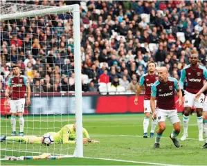  ?? DAVID KLEIN/REUTERS ?? GOL KE-100: Blunder Pablo Zabaleta (dua dari kanan) yang berbuah gol bunuh diri. Itu sekaligus menjadi gol ke-100 Manchester City di Premier League musim ini.