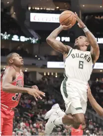  ?? AP FOTO ?? TWIST. Milwaukee Bucks’ Eric Bledsoe shoots over Chicago Bulls’ Bobby Portis and Kris Dunn during their preseason game in Milwaukee.