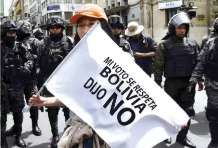  ?? (AFP) ?? RECHAZO. Decenas de activistas contrarios a la reelección de Evo Morales se manifestar­on ayer.