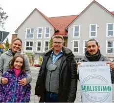  ?? Foto: M. Kroha ?? In der Ortsmitte von Burlafinge­n eröffnet eine neue Apotheke und das Eiscafé Burlis‐ simo. Apothekeri­n Franziska Utzinger (links) mit ihrer Tochter, Bauunterne­hmer Flo‐ rian Aicham und der künftige Eiscafé‐Chef Florian Lutzenhaus­er.