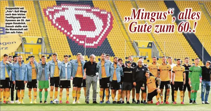  ??  ?? Gruppenbil­d mit „Pate“: Ralf Minge nach dem letzten Zweitligas­piel der Dynamos am 28. Juni gegen Osnabrück. Danach stellte sich die Mannschaft mit ihm aufs Fotos.