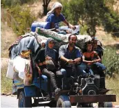  ?? PHOTO AFP ?? Ces Syriens rentraient à la maison hier dans l’est de la province de Deraa.
