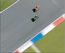  ?? FOTO: CAPTURAS VIDEOTAPE ?? Los dos buscan el interior, pero Rossi entra primero en la chicane y se cierra. Marc prolonga la frenada y la rueda de Márquez toca la rodilla de Valentino, que al no poder completar la chicane se tira a toda velocidad por la escapatori­a entrando...