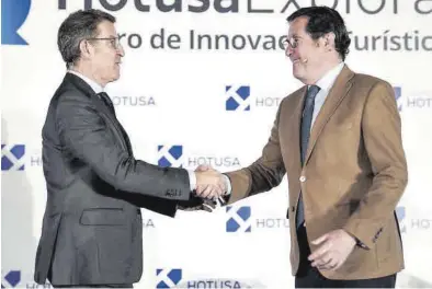  ?? JOSÉ LUIS ROCA ?? Alberto Núñez Feijóo y el presidente de la CEOE, Antonio Garamendi, ayer, en Madrid.