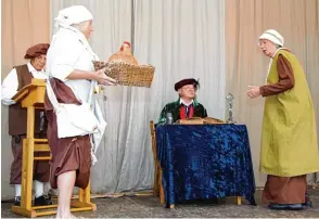  ??  ?? Die Schmarnhof­erin, das Huhn und die Kloahäusle­rin bei den Gerichtsta­gen der Altbayeris­chen Theater freunde.