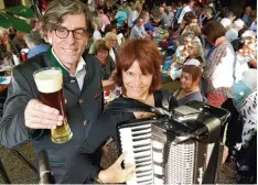  ?? Foto: Fred Schöllhorn ?? Gerald Huber und Maria Reiter sangen in der „Literatur im Biergarten“ein „Helles Luja“auf das Bier.