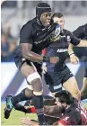  ??  ?? HARD TO STOP: Maro Itoje piles through against Lyon