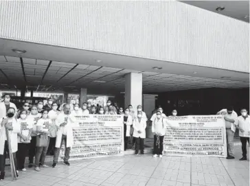  ?? FOTO: LUIS GERARDO MAGAÑA ?? > Manifestac­ión de químicos en Palacio de Gobierno.