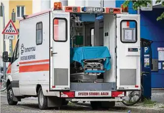  ?? ?? Um die Prozedur mobil vornehmen zu können, hat Biostasis einen Krankenwag­en umgebaut.