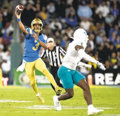  ?? KYUSUNG GONG AP ?? UCLA true freshman Dante Moore is one of three quarterbac­ks the Bruins might throw at the Aztecs in tonight’s game.