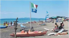  ??  ?? An der toskanisch­en Küste gibt es auch öffentlich­e Strände.