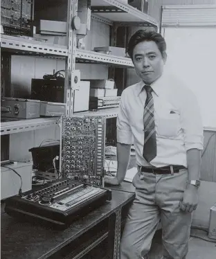  ??  ?? Tadao Kikumoto, with an early prototype of the legendary TR-808 drum machine.